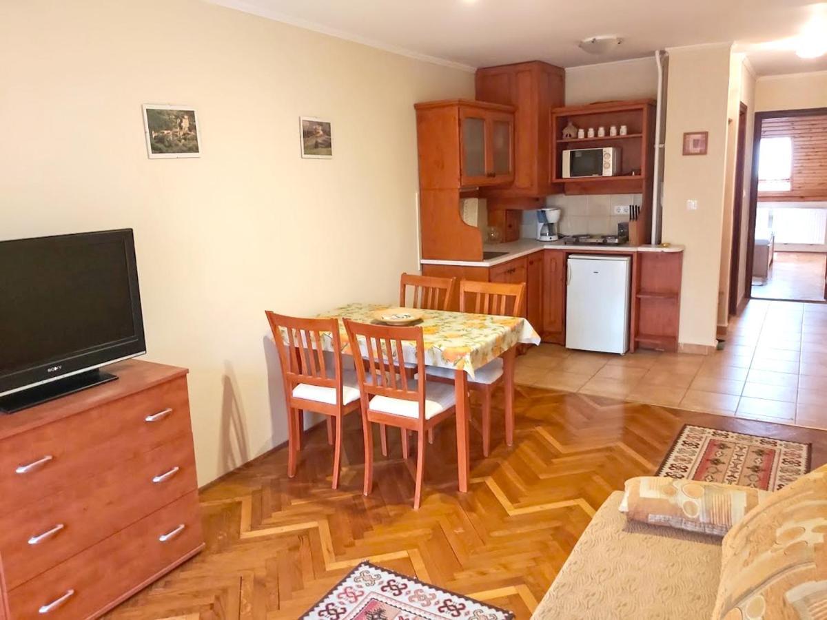Apartment Hangulat / *